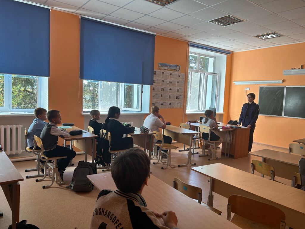 16 сентября к нам в школу приехала Конева С.А. - помощник прокурора Викуловского района.
