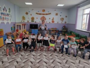 Непоседа невеличка-желтогрудая синичка