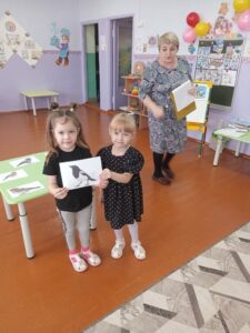 Непоседа невеличка-желтогрудая синичка