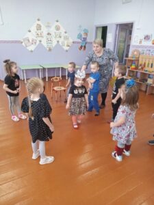 Непоседа невеличка-желтогрудая синичка